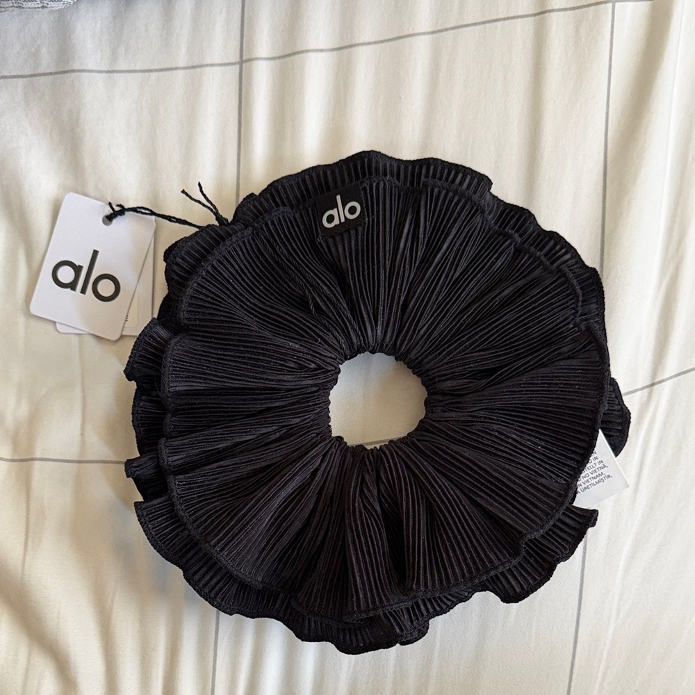 ALO Micro Plisse Oversize Scrunchie
